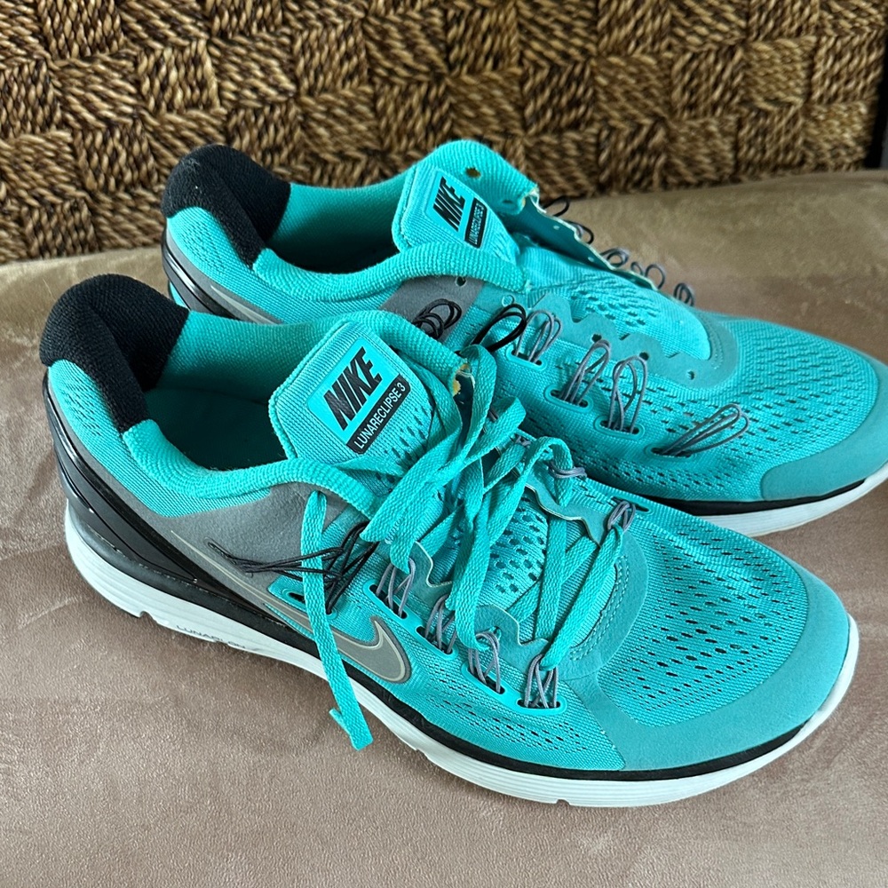 Nike men’s  Teal and Black Athletic Shoes